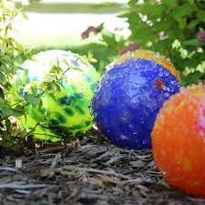 bee-drinking-garden-ball