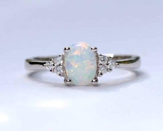 The Beech Bentwood Ring with White Opal is a stunning piece of jewelry that combines natural wood with a beautiful white opal stone, creating a unique and elegant design.