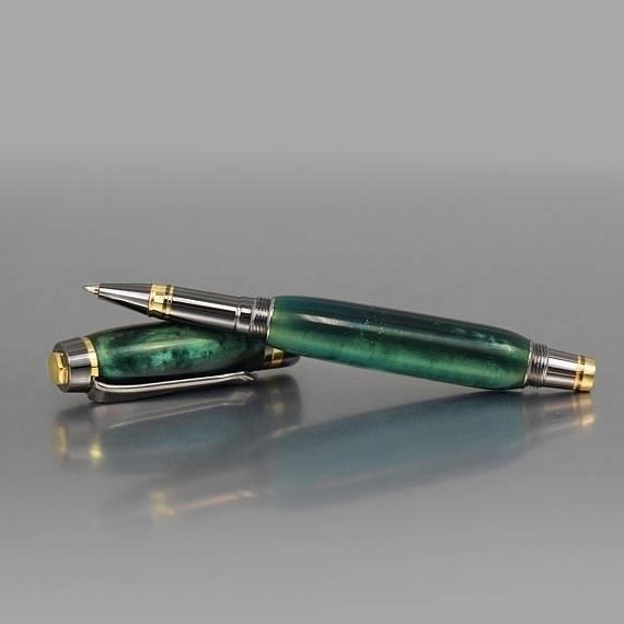 The Emerald Acrylic Distinguished Handmade Pen is a luxurious writing instrument that combines elegant design with exceptional craftsmanship, making it a perfect choice for those who appreciate the finer things in life.
