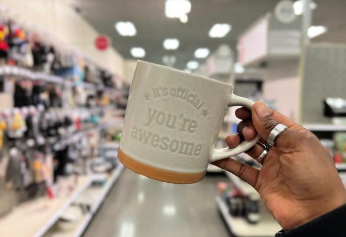 Start Mom's day off right with this sweet coffee mug, a perfect gift that will surely make her morning extra special.