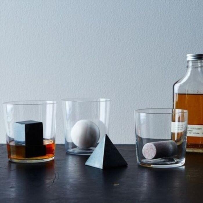 Whiskey rocks: distinctive gifts for partner's guardian.